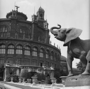 Palais du Trocadéro (1878 Paris Exposition-Universelle). The Six Continents are just visible (three to a side), on pedestals to the left and right of the entrance. Liberty